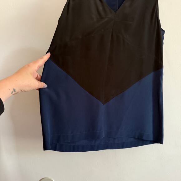 10 Crosby DEREK LAM | Navy Blue and Black Silk V Neck Sleeveless Shell Top Small - Picture 3 of 8